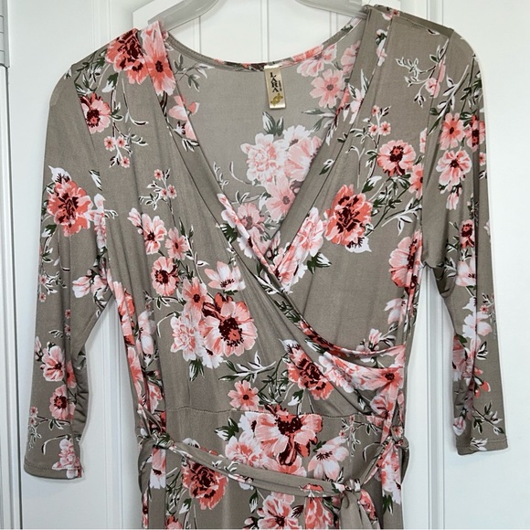LARA WRAP DRESS FLORAL PRINT MAXI SIZE MEDIUM EUC - Picture 8 of 9